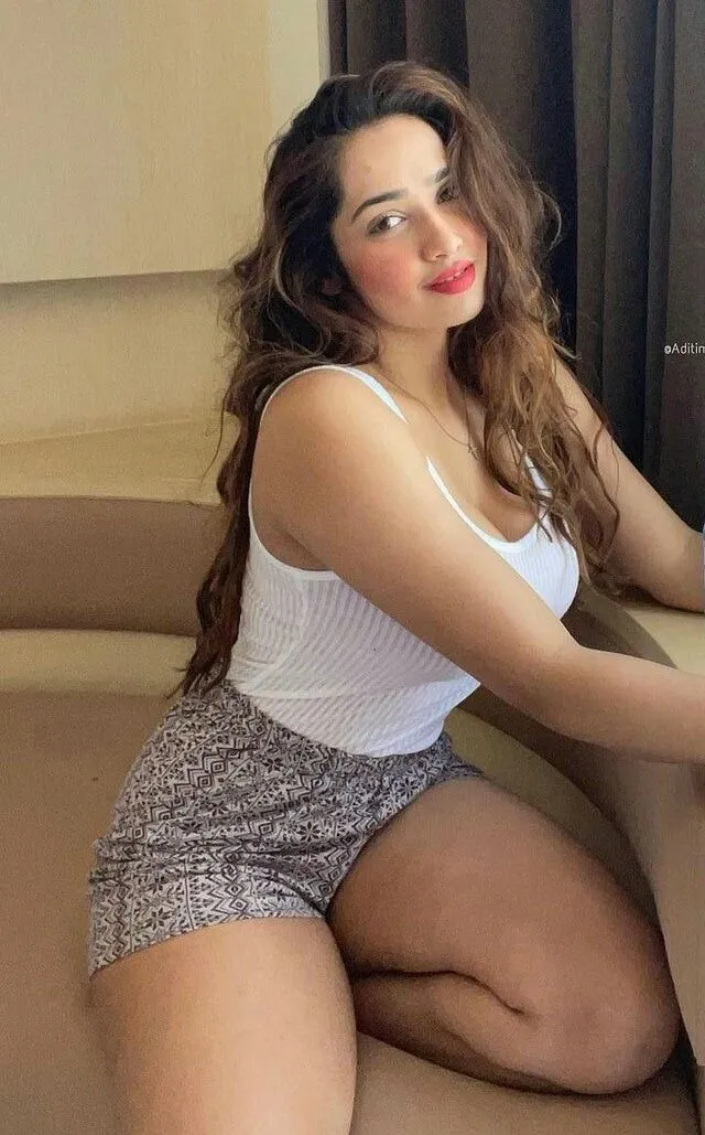 Rethinking the Capsule Wardrobe for Curvy Women — Because 'Ten Basics' Was Never Going to Cut It